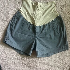 Gray Old Navy maternity shorts size 6.